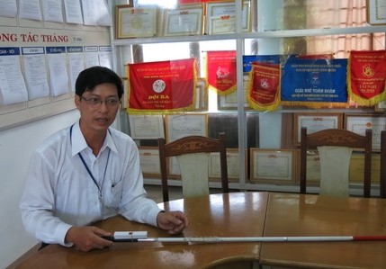 Nguyễn Duy Quy et la canne pour les malvoyants
